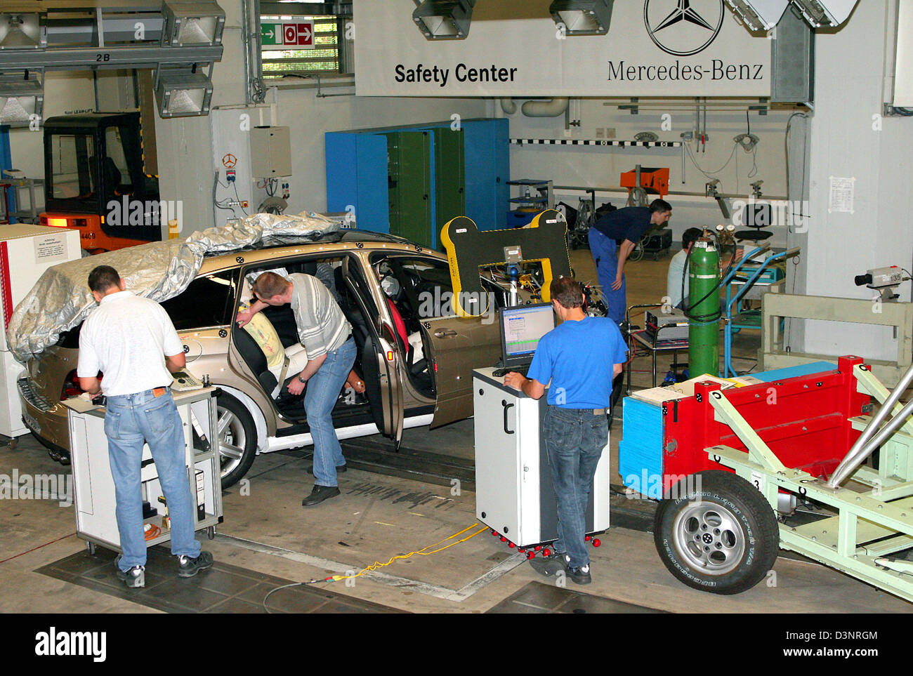 I dipendenti di un produttore di automobili Chrysler preparare un R vettura di classe per un arresto laterale nelle strutture in Sindelfingen, Germania, Mercoledì, 21 giugno 2006. Circa 450 a 500 crash test vengono eseguiti in strutture all'anno. Foto: Harry Melchert Foto Stock