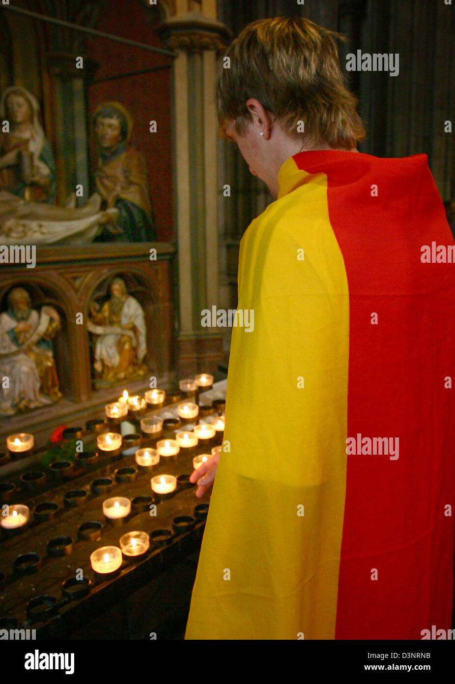 Un tedesco sostenitore accende una candela durante la Coppa del Mondo FIFA 2006 round di 16 match vs Germania Svezia nella cattedrale di Colonia, in Germania, sabato, 24 giugno 2006. Gli appassionati di calcio in tutta la Germania sono la raccolta presso il pubblico aree di visualizzazione per guardare la partita vs Germania Svezia che si svolge a Monaco di Baviera. Foto: Achim Scheidemann dpa +++(c) dpa - Bildfunk+++ Foto Stock