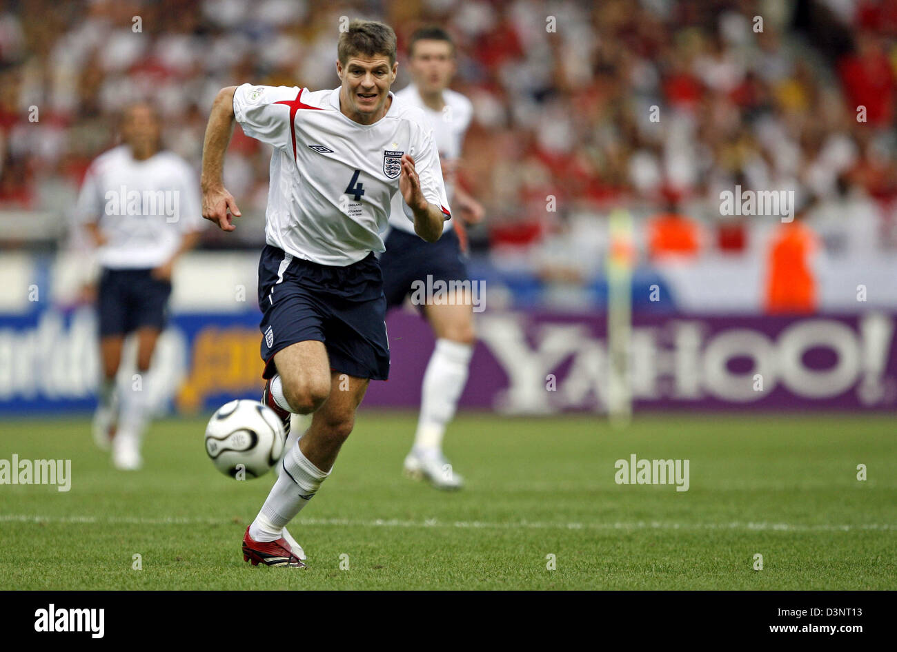 L'Inghilterra del national soccer star Steven Gerrard dribbling la sfera durante la Coppa del Mondo FIFA 2006 Secondo turno il tirante con l'Ecuador a Stoccarda, Germania, Domenica, 25 giugno 2006. Inghilterra avanzate per i quarti di finale con un trionfo di 1-0. Foto: Uli Deck +++ Servizi mobili fuori +++ si prega di fare riferimento alla FIFA di termini e condizioni Foto Stock