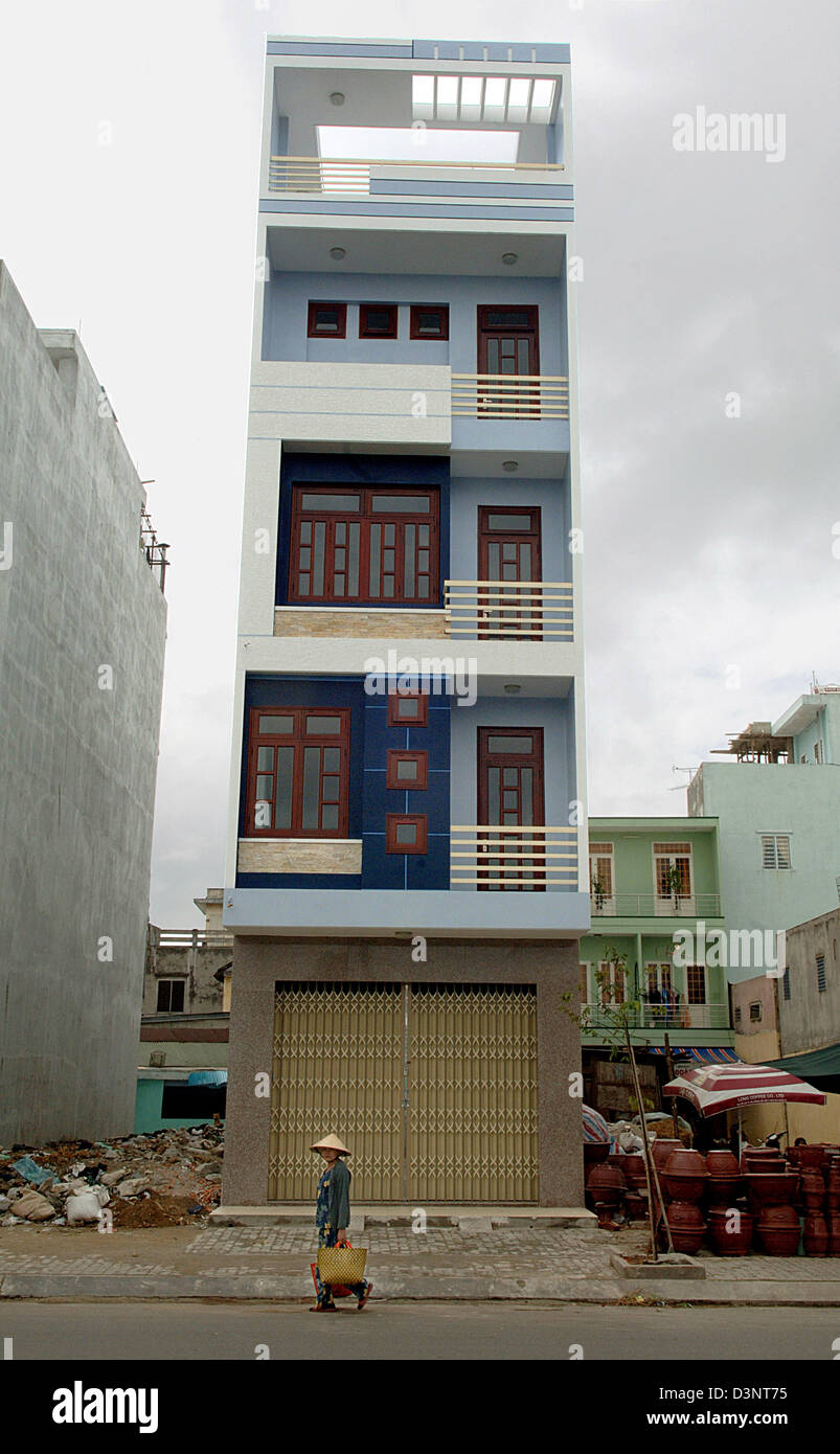 La foto mostra la moderna architettura di Da Nang, Vietnam, 24 febbraio 2006. Dietro la facciata stretta molte case stretch sul retro. I prezzi immobiliari sono misurati secondo la larghezza di una casa ha rivolto verso la strada. Foto: Christine Kokot Foto Stock