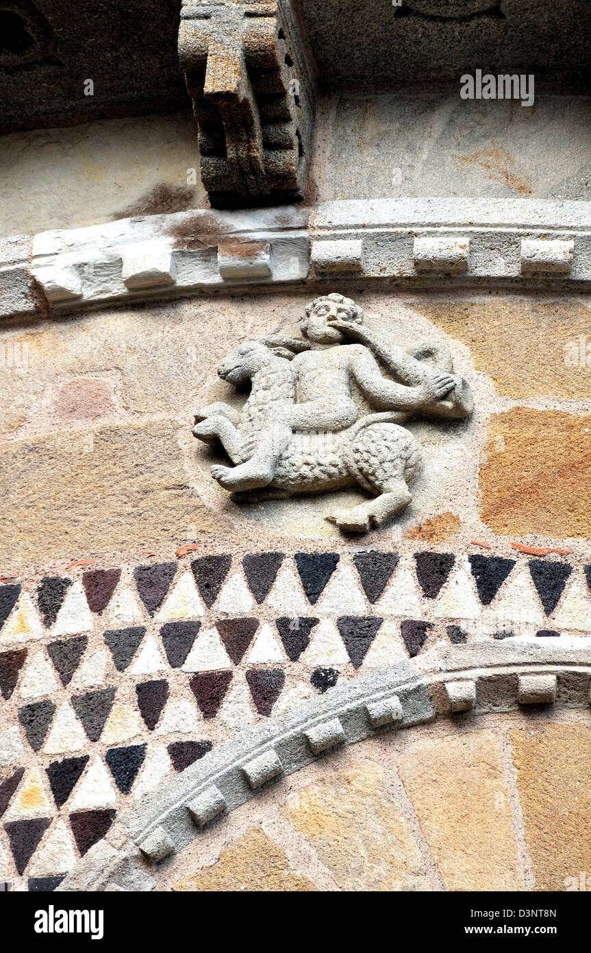 Segno zodiacale Saint Austremoine romana chiesa Issoire Puy de Dome massiccio Auvergne Francia centrale Foto Stock