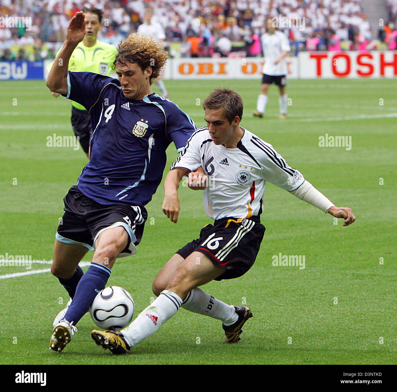 Philipp Lahm (R) della Repubblica federale di Germania il sistema VIES con Fabricio Coloccini di Argentina durante i quarti di finale della Coppa del Mondo FIFA 2006 tra la Germania e l'Argentina presso lo Stadio Olimpico di Berlino in Germania, Venerdì, 30 giugno 2006. Foto: THOMAS EISENHUTH +++ Servizi mobili fuori +++ si prega di fare riferimento alla FIFA di termini e condizioni. Foto Stock