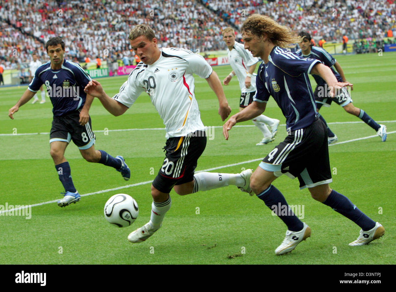 Il tedesco attaccante Lukas Podolski (C) della Repubblica federale di Germania è più veloce di Javier Mascherano (L) e Fabricio Coloccini (R) dell'Argentina durante la Coppa del Mondo FIFA 2006 quarti di finale match Germania vs Argentina allo Stadio Olimpico di Berlino, Germania, Venerdì 30 Giugno 2006. DPA/THOMAS EISENHUTH +++ Servizi mobili fuori +++ si prega di fare riferimento alla FIFA di termini e condizioni. +++(c) dpa - Bildfunk+++ Foto Stock