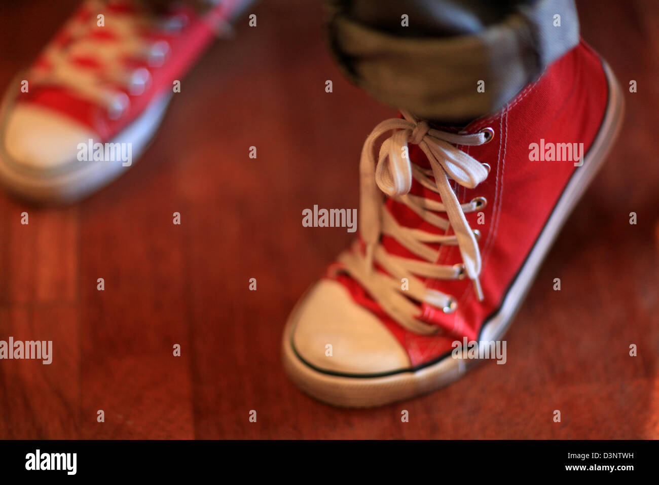 Dettaglio di una coppia di paraurti rosso stile boot calzature indossati in ambienti chiusi e strettamente ritagliato Foto Stock