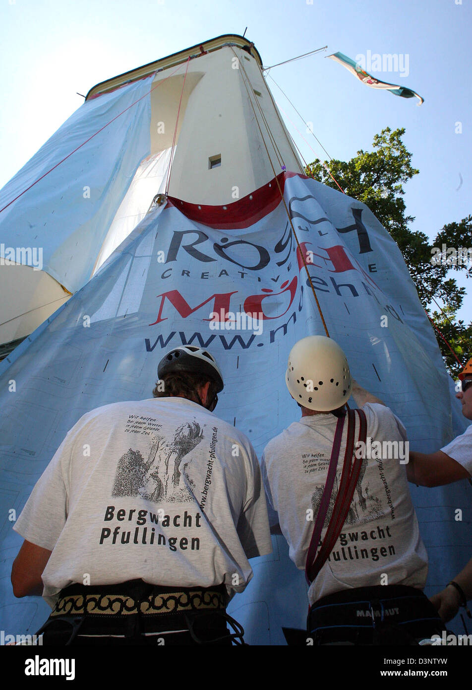 Gli uomini del soccorso di montagna coprono il 'Schoenbergturm' ('Schoenbergtower') vicino a Pfullingen con tessuto, Germania, domenica 3 luglio 2006. Il 26 metri una visione alta torre è conosciuta come 'Pfullinger mutande" ed è stato quindi oggetto di un pantalone di tessuto simile per celebrare il suo centesimo anniversery. Foto: Harry Melchert Foto Stock