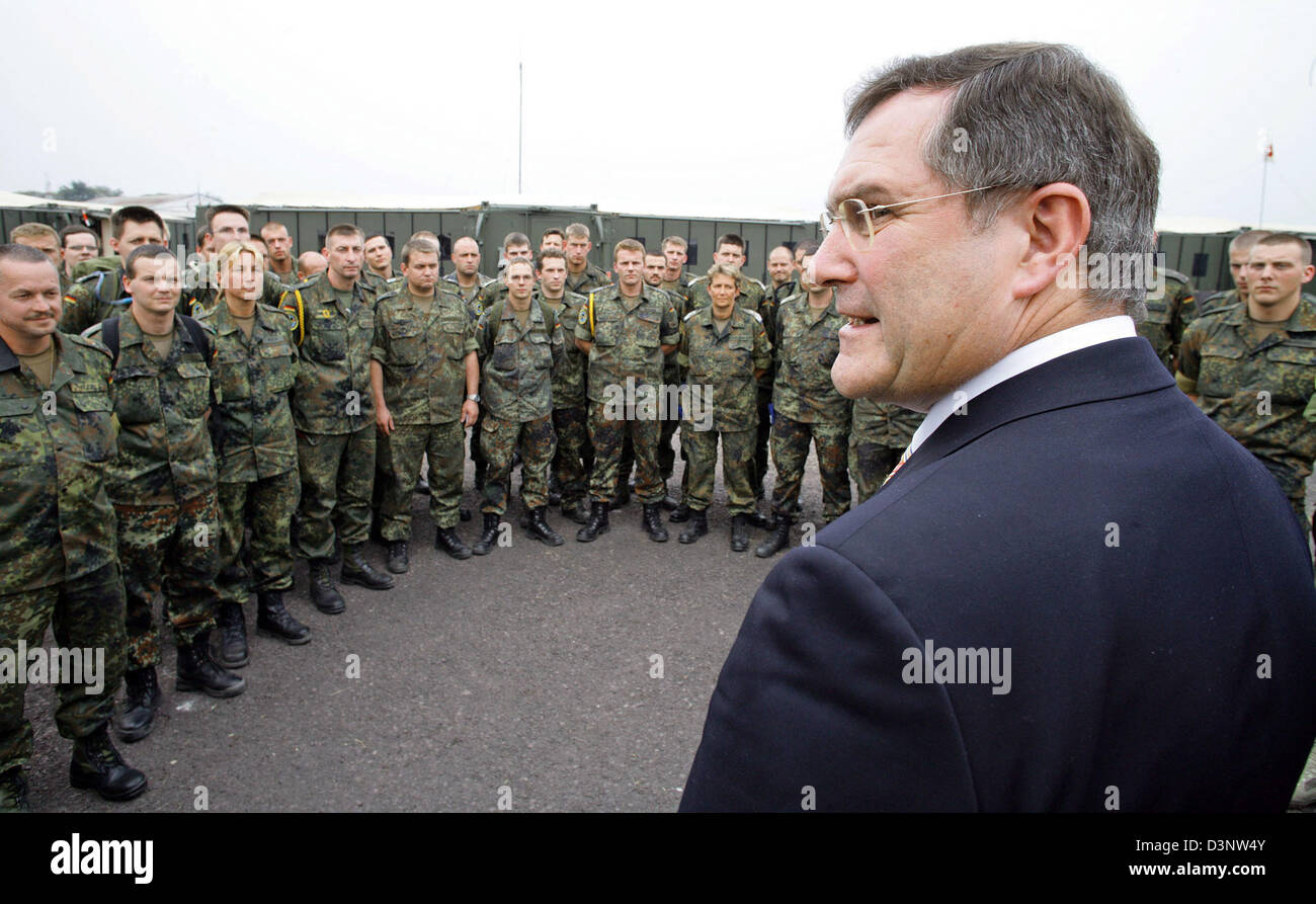 Il tedesco il Ministro della difesa Franz Josef Jung (CDU) incontra i soldati tedeschi presso l'aeroporto di Kinshasa, Republik democratica del Congo, lunedì 3 luglio 2006. Jung (CDU) si aspetta una situazione pericolosa per le truppe tedesche dopo la pubblicazione dei risultati delle elezioni prevista per la fine di agosto. Jung ha detto anche la presenza di truppe europee durante la elctions dovrebbe scoraggiare militanti. Ph Foto Stock