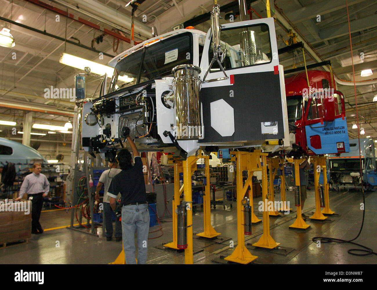 I dipendenti di Freightliner lavorare su cabine di autocarri presso la fabbrica di Freightliner in Portland/Oregon, Stati Uniti d'America, mercoledì 31 maggio 2006. DaimlerChrysler e Freightliner ha celebrato il venticinquesimo anniversery della fusione di Freightliner con DaimlerChrysler con 2.500 dipendenti. Foto: Harry Melchert Foto Stock