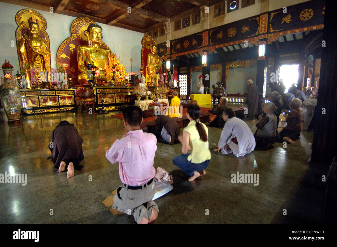 Persone che pregano a Vinh Nghiem-Pagoda a Saigon, Vietnam, domenica 26 febbraio 2006. Foto: Christine Kokot Foto Stock