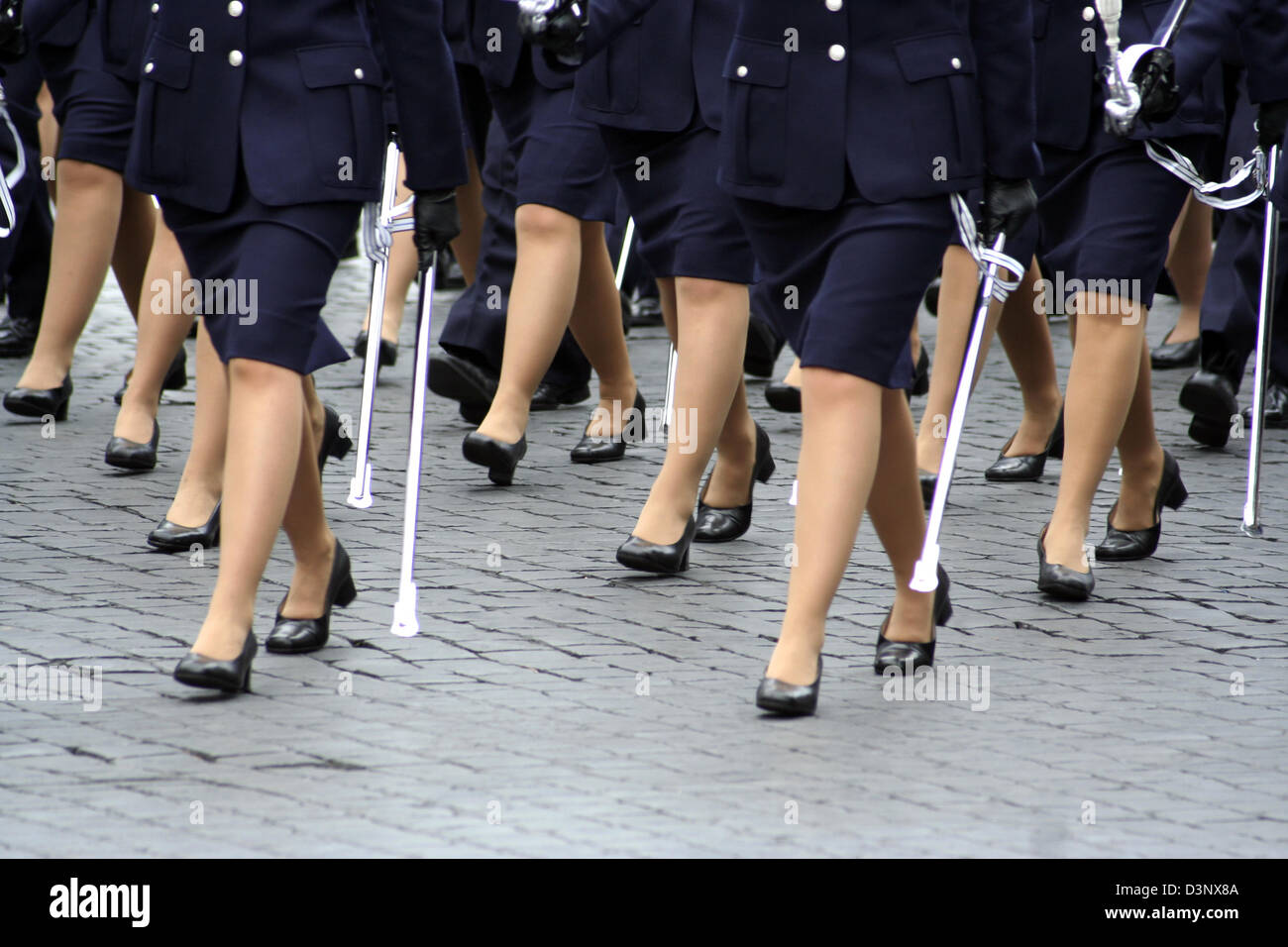 Soldati femmina parade all'Italain national Holiday in Rome, Italia, il 2 giugno 2006. Il popolo italiano ha deciso in occasione del referendum del 2 giugno 1946 sull'abolizione della monarchia e per l' Italia come una repubblica. Foto: Lars Halbauer Foto Stock