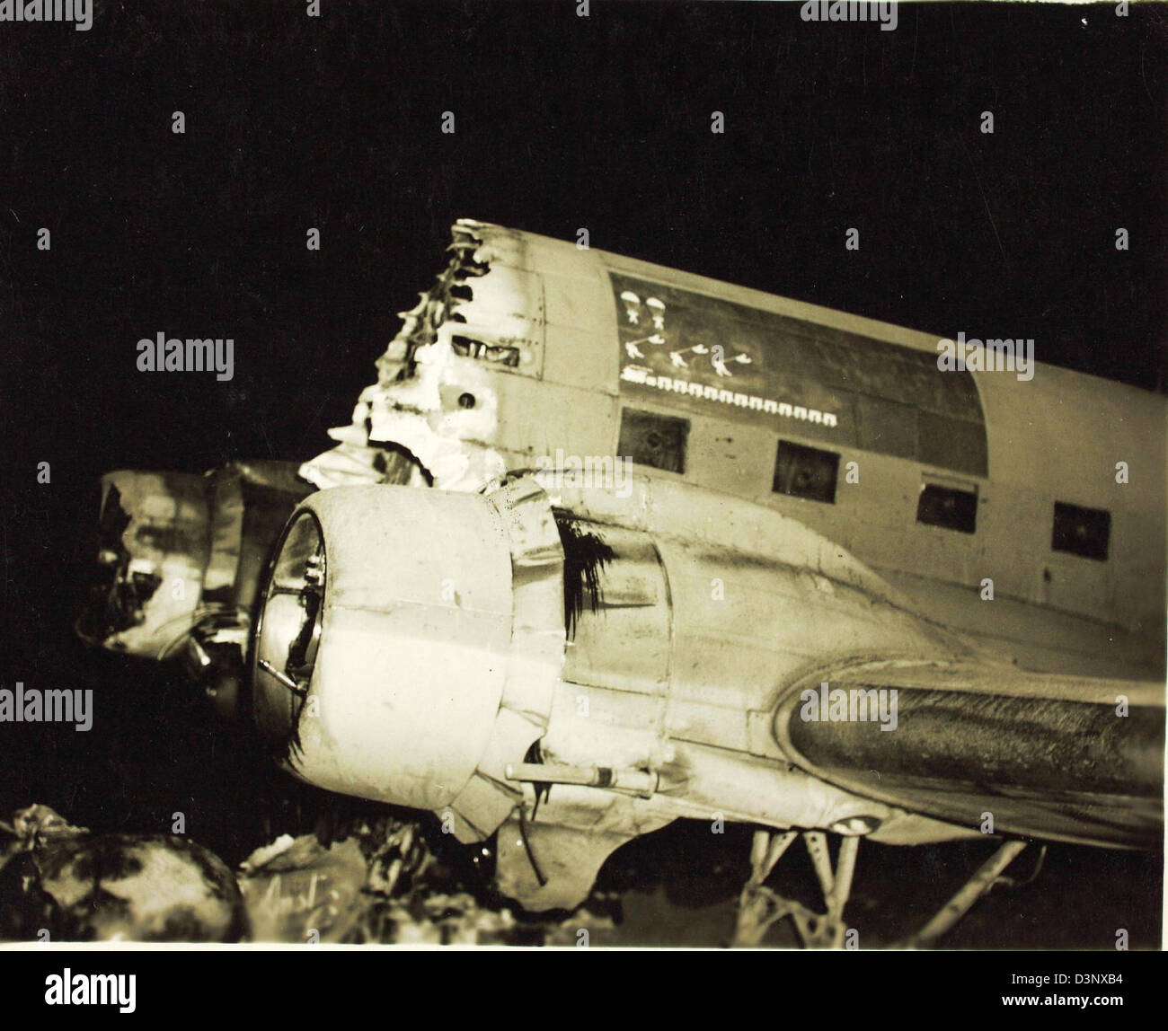 Il C-47A, un aereo da trasporto militare, fu coinvolto in un incidente durante gli anni '1940, un decennio segnato da significativi sviluppi dell'aviazione militare durante e dopo la seconda guerra mondiale. Foto Stock