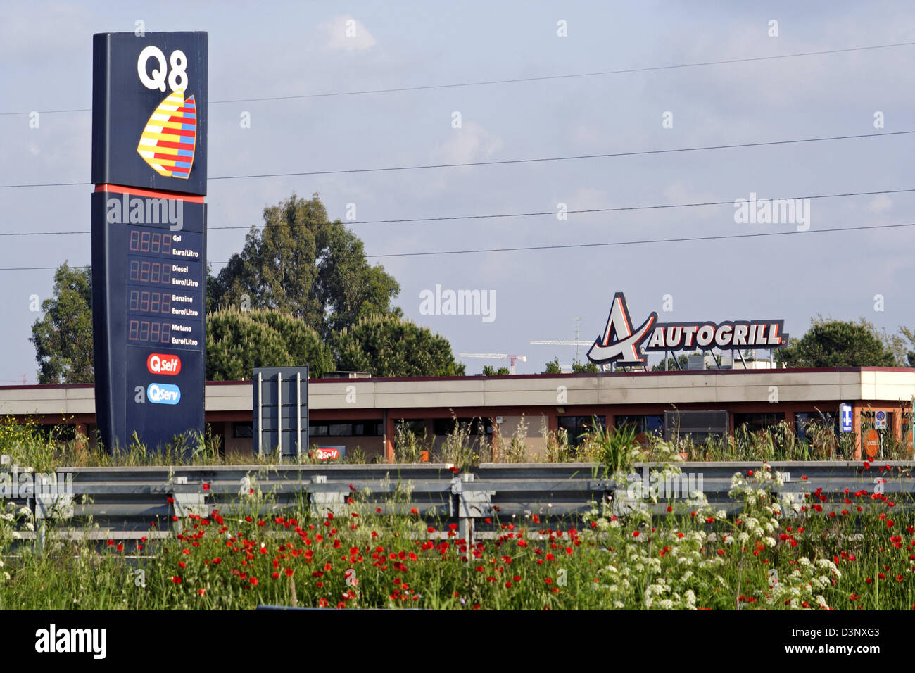 La foto mostra un Q8 della stazione di rifornimento di carburante con il  logo del ristorante
