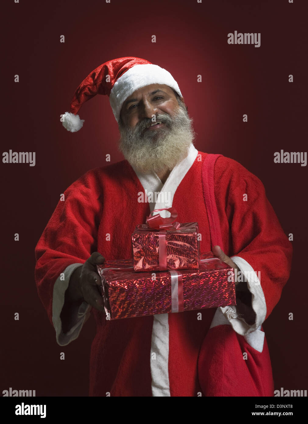 Uomo vestito da Santa Claus azienda presenta Foto Stock