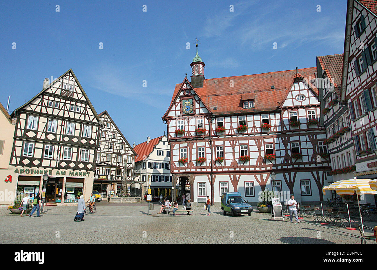 La foto mostra la piazza del mercato e il municipio (costruito nel 1440) (C) di Bad Urach, Germania, 13 luglio 2006. La città fu menzionata per la prima volta nel 1316. Foto: Harry Melchert Foto Stock