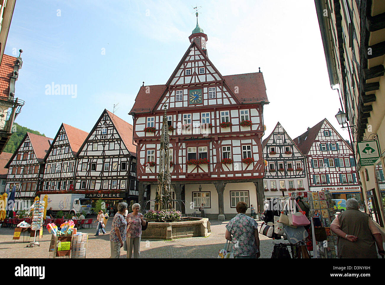 La foto mostra la piazza del mercato con il suo stile gotico-fontana e il municipio (costruito nel 1440) (C) di Bad Urach, Germania, 13 luglio 2006. La città fu menzionata per la prima volta nel 1316. Foto: Harry Melchert Foto Stock