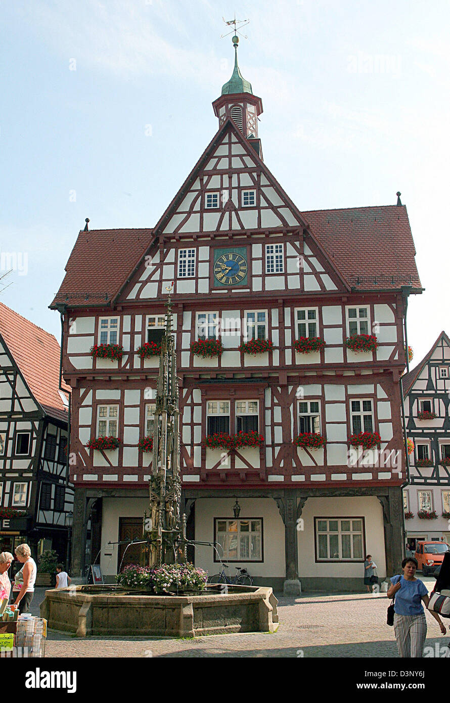 La foto mostra la piazza del mercato con il suo stile gotico-fontana e il municipio (costruito nel 1440) (C) di Bad Urach, Germania, 13 luglio 2006. La città fu menzionata per la prima volta nel 1316. Foto: Harry Melchert Foto Stock