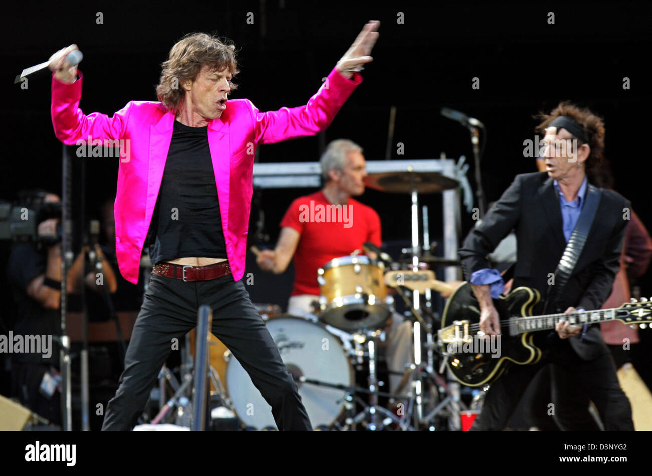 Cantante Mick Jagger (L-R), il batterista Charlie Watts e il chitarrista Keith Richards dei Rolling Stones' performe nell' ambito del loro 'A Bigger Bang' tour a AWD Arena di Hannover, Germania, mercoledì 19 luglio 2006. La band continuerà a Berlino, Colonia e Stoccarda. Foto: Patrick Lux Foto Stock