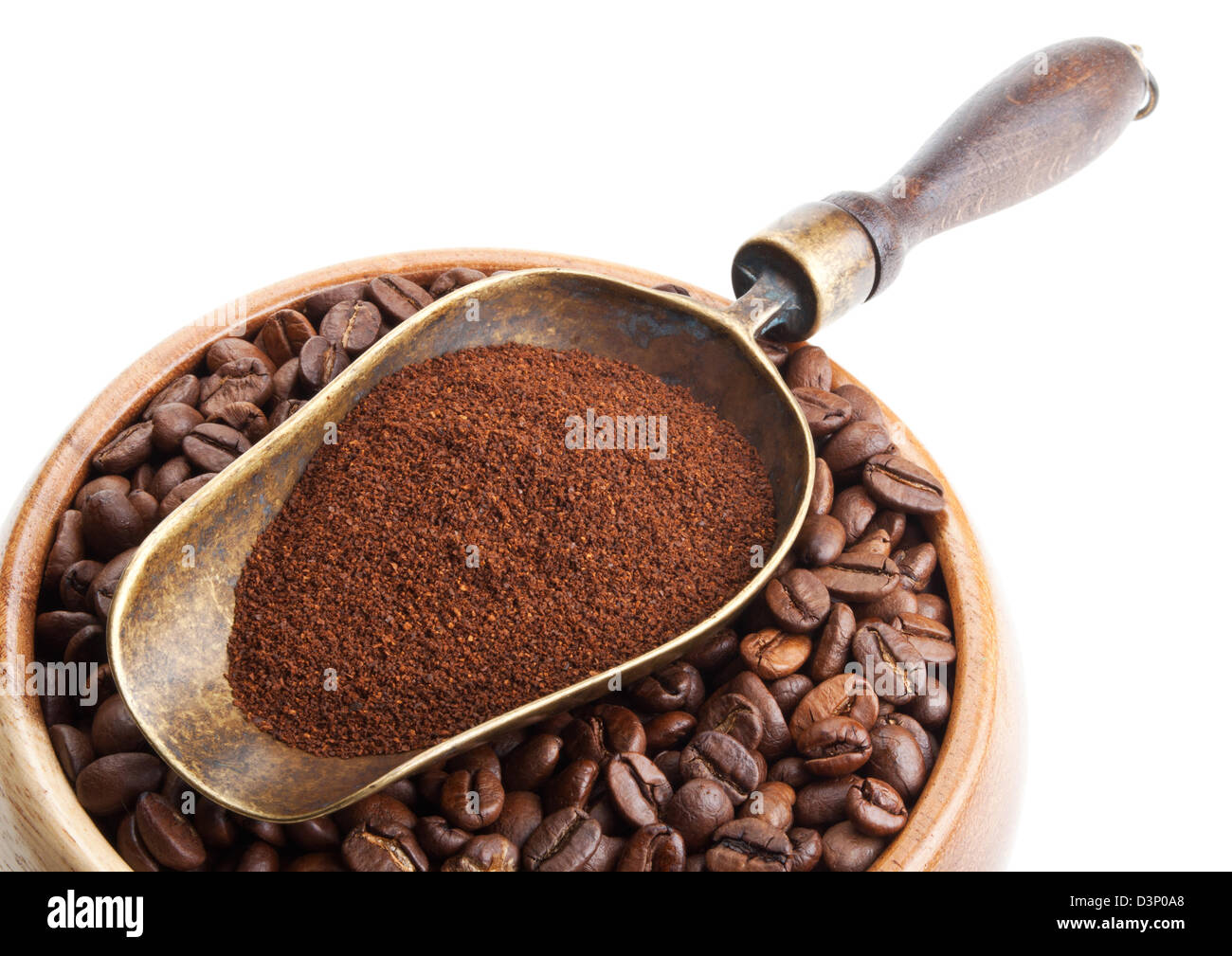 Vintage scoop con il caffè macinato e ciotola con i chicchi di caffè Foto Stock