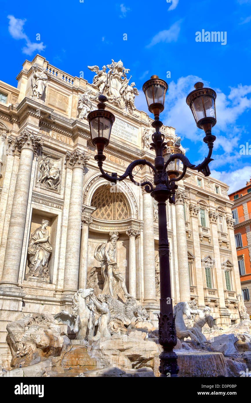 Orientata in verticale immagine della cucina tipica romana lampione e la famosa Fontana di Trevi sotto il cielo blu a Roma, Italia. Foto Stock