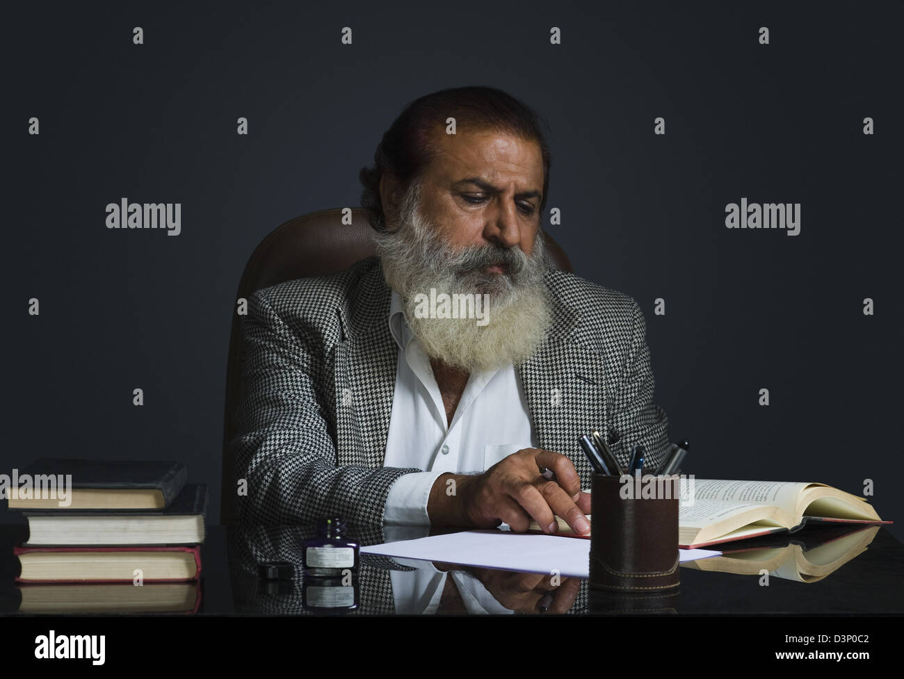 Il critico la scrittura recensione su un libro Foto Stock