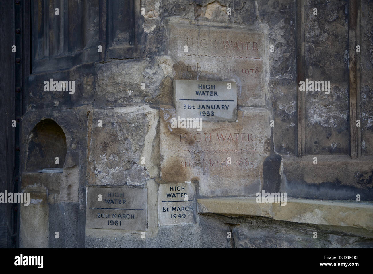 Storico marcatori alluvione dalla porta principale di St. Margaret's Minster chiesa in King's Lynn, Norfolk. Foto Stock