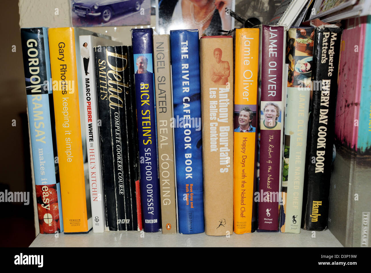 Fila di libri di ricette di cucina scritto da televisione celebrity chef Foto Stock