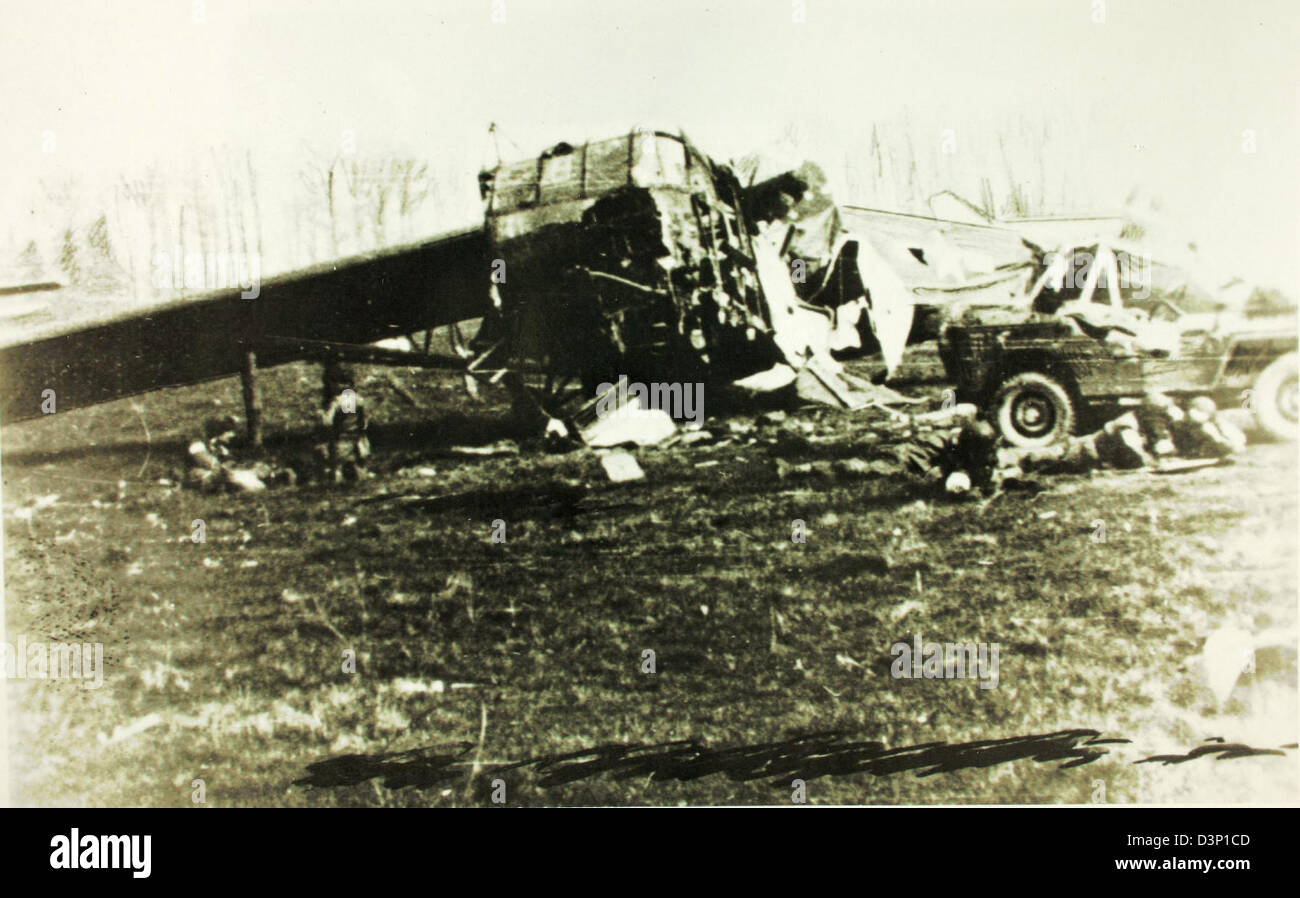Questa immagine documenta un incidente aereo avvenuto durante gli anni '1940, un decennio di rapido sviluppo dell'aviazione. L'incidente coinvolse un aliante Waco CG-4A, un aereo da trasporto comune utilizzato durante la seconda guerra mondiale Foto Stock