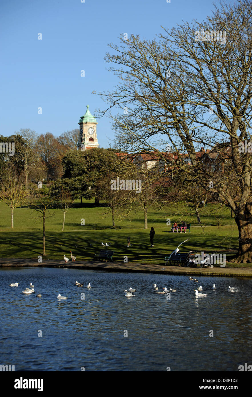 Brighton SUSSEX REGNO UNITO20 febbraio 2013 - sole primaverile in Queens Park Brighton oggi Foto Stock