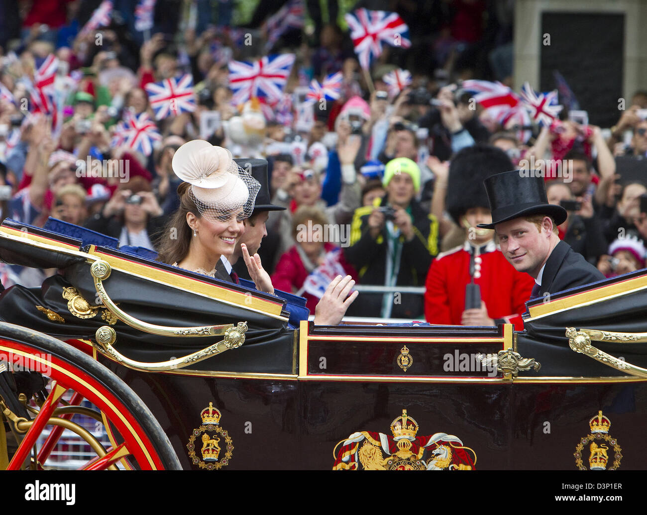 La Duchessa di Cambridge,il marito,William e il principe Harry corsa giù il Mall Diamond Jubilee parade 5 Giugno 2012 Foto Stock