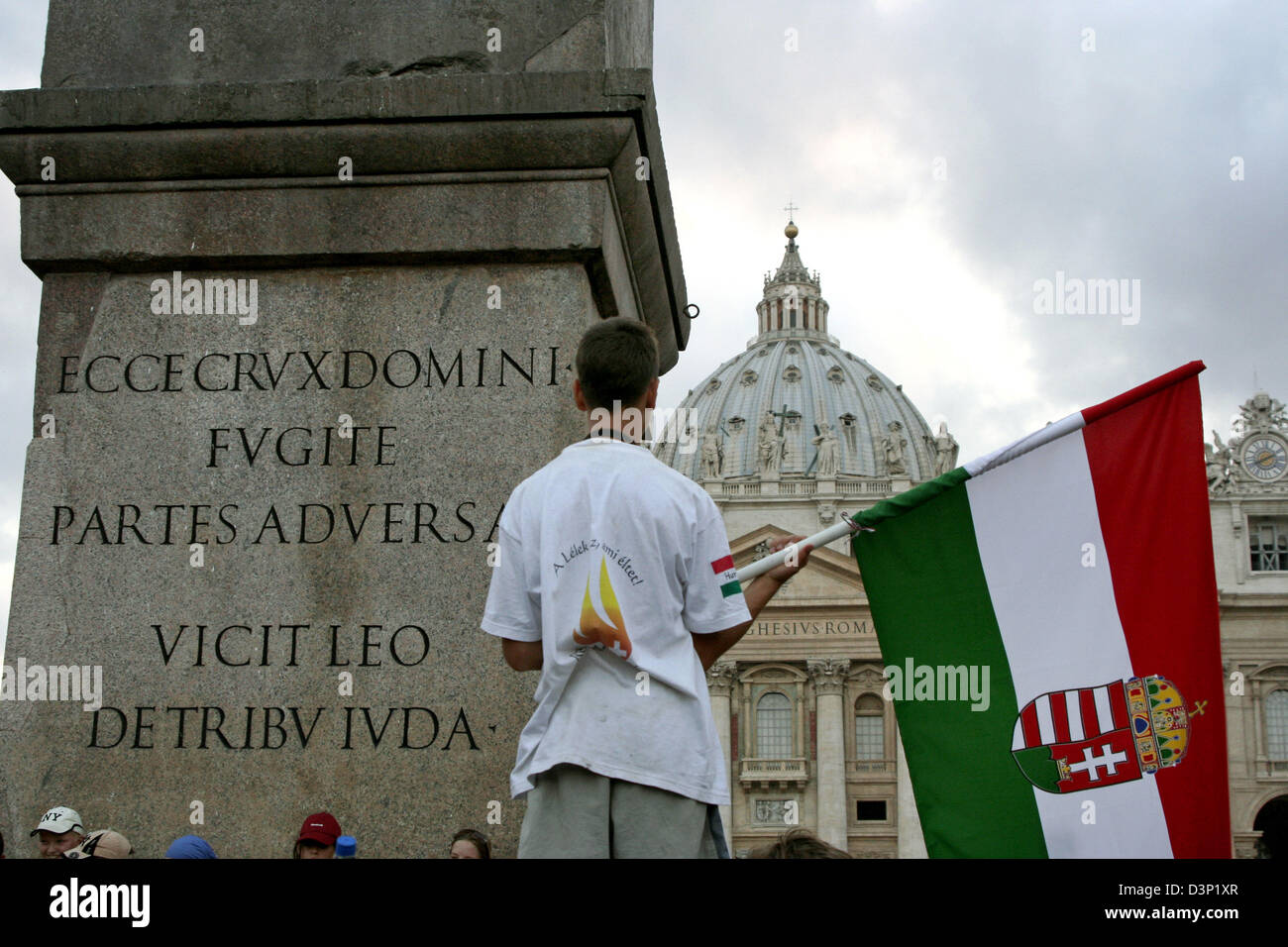 La foto mostra un pellegrino in Piazza San Pietro nella Città del Vaticano, lo Stato della Città del Vaticano, Martedì, 01 agosto 2006. Dal 30 luglio al 06 agosto quasi 42.000 accoliti provenienti da 17 diverse nazioni si incontrano a Roma per un convegno internazionale "a tema piritus Vivificat'. Foto: Lars Halbauer Foto Stock