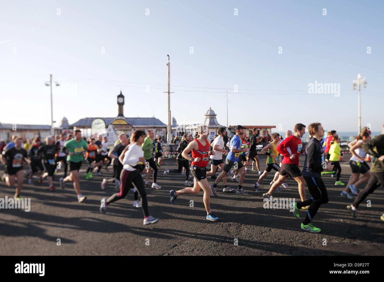 Concorrenti e fund-raisers' prendere parte al Brighton mezza maratona nel febbraio 2013 Foto Stock