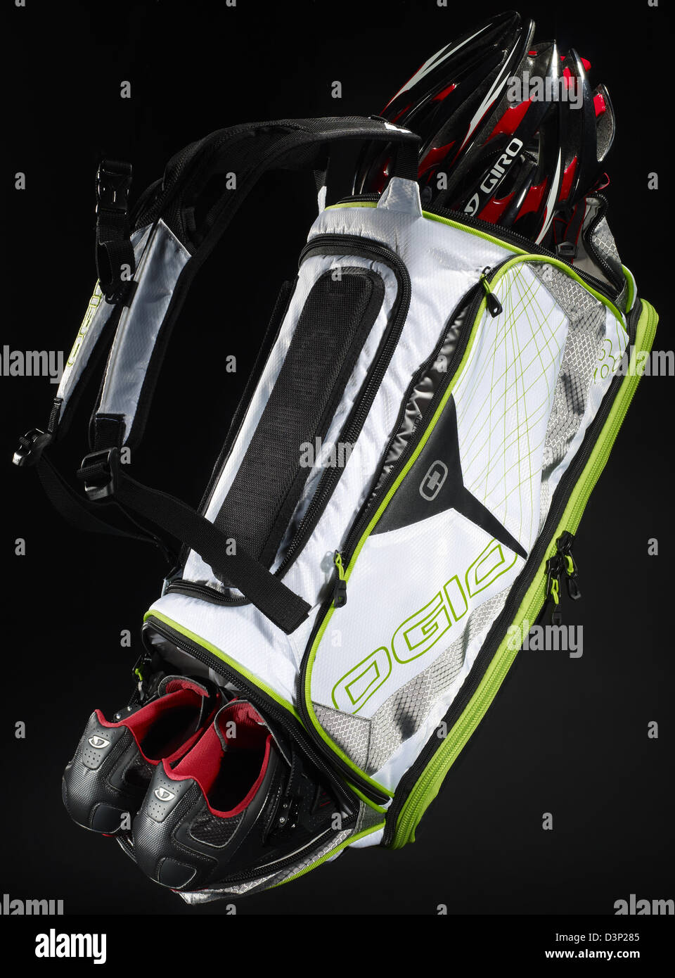 Kit bag con scarpe da ciclismo e casco ciclo Foto Stock