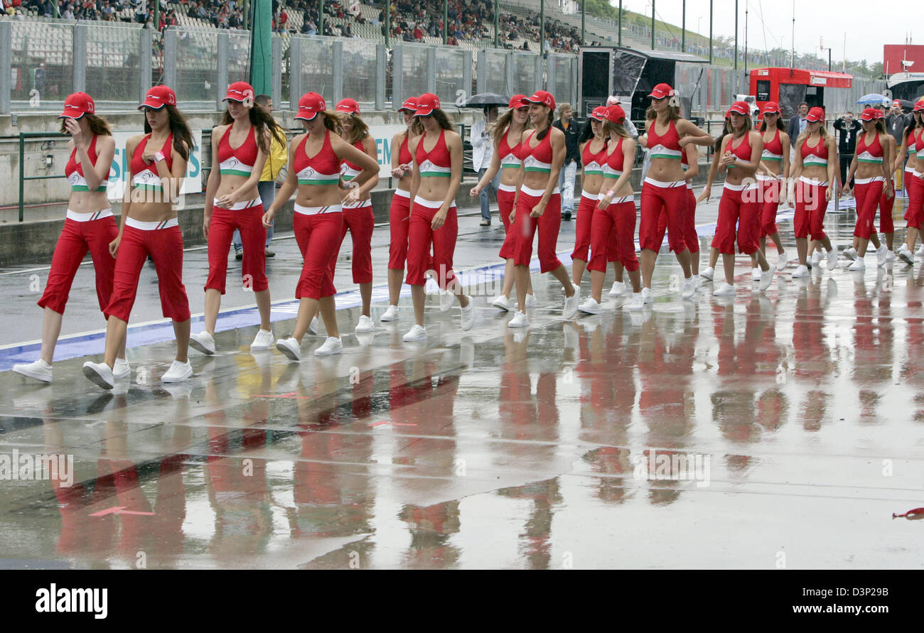 Formula One grid ragazze sono illustrati prima del Gran Premio di Ungheria sul circuito di Hungaroring race track vicino a Budapest, Ungheria, Domenica, 06 agosto 2006. Foto: Rainer Jensen Foto Stock