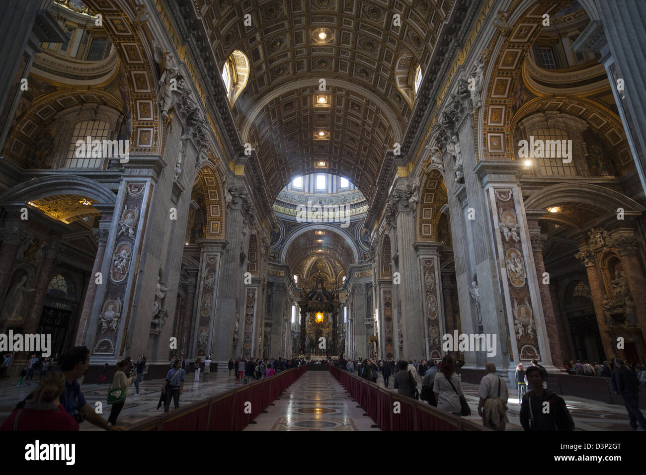 Il Baldacchino disegnata dal Bernini il grande altare baldacchino con colonne di bronzo nella Basilica di San Pietro in Vaticano Roma Foto Stock