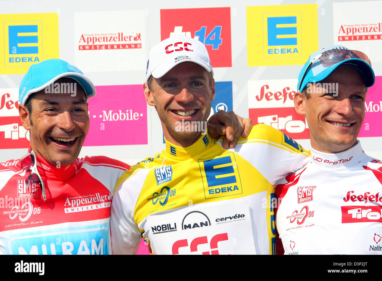 La foto mostra i vincitori del 2006 Tour in Germania, (L-R) tedesco Erik Zabel del Team Milram come migliori sprinter, Tedesco Jens VOIGT DELLA CSC team come vincitore assoluto e il tedesco Sebastian Lang del team Gerlosteiner come miglior scalatore, tifo alla cerimonia di consegna del premio dopo l'ottava e ultima tappa del Tour 2006 di Germania a Karlsruhe, Germania, Mercoledì, 09 agosto 2006. Il ProTour l Foto Stock