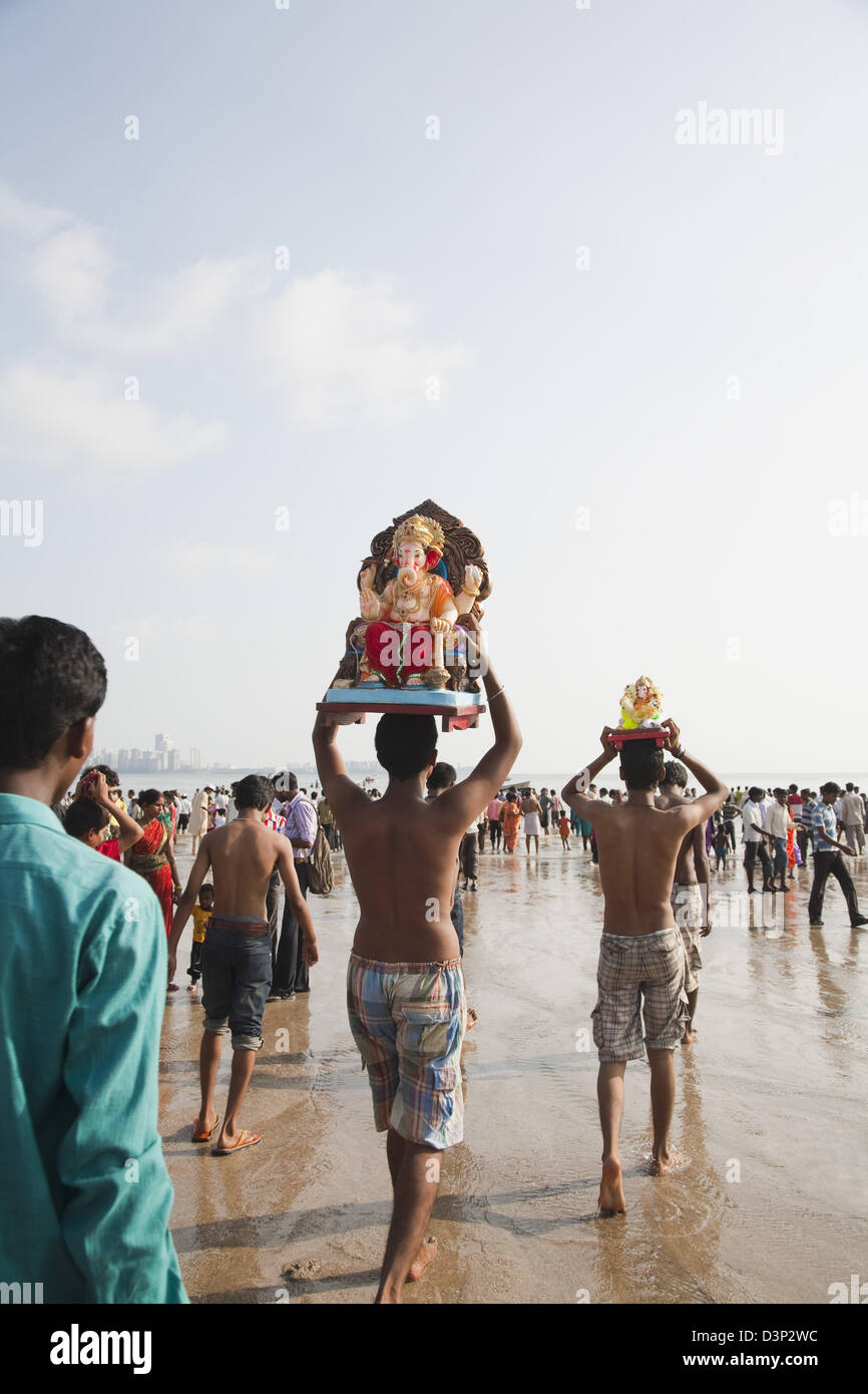 La gente alla cerimonia di immersione del Signore Ganesha, Mumbai, Maharashtra, India Foto Stock