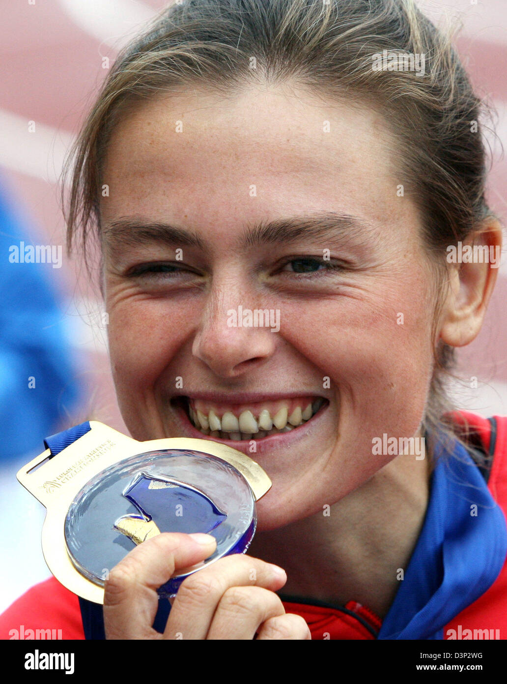 Atleta tedesca Ulrike Maisch sorrisi con la sua maratona medaglia d oro del XIX Campionato Europeo di Atletica a Gothenburg, Svezia, Sabato, 12 agosto 2006. Foto: Kay Nietfeld Foto Stock