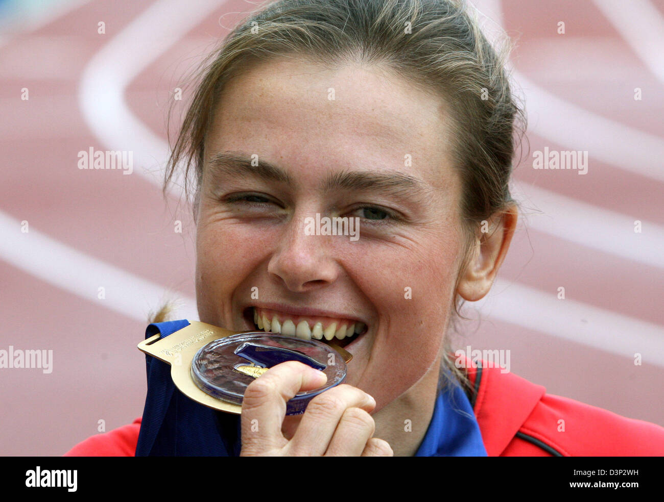 Atleta tedesca Ulrike Maisch morde la sua maratona medaglia d oro del XIX Campionato Europeo di Atletica a Gothenburg, Svezia, Sabato, 12 agosto 2006. Foto: Kay Nietfeld Foto Stock