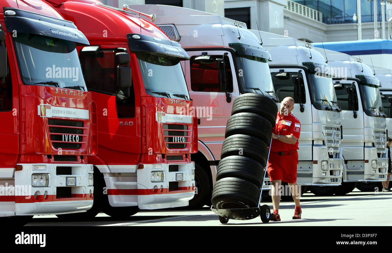 Un meccanico della Scuderia Ferrari porta i pneumatici da competizione nel paddock di Istanbul Park, il circuito di gara nei pressi di Istanbul, Turchia, giovedì, 24 agosto 2006. Formula 1 Gran Premio di Turchia si terrà domenica 27 agosto. Foto: Rainer Jensen Foto Stock
