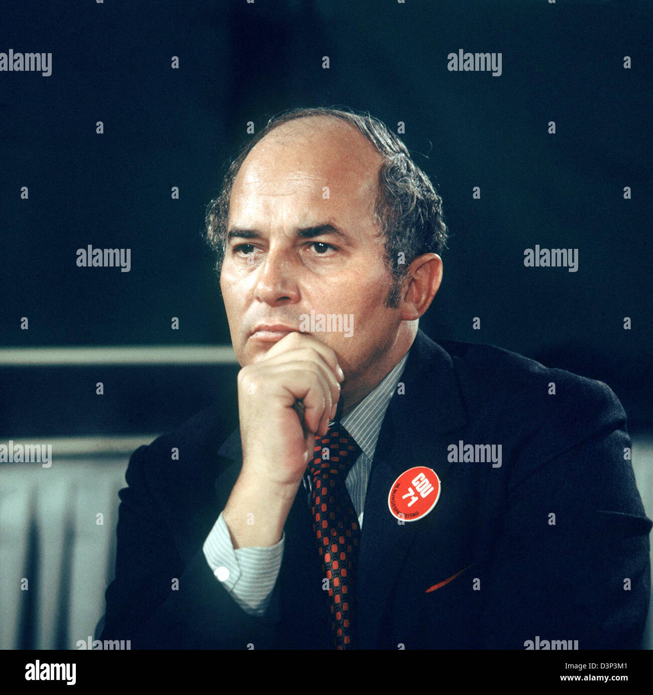 (Dpa file) la mostra fotografica di Rainer Barzel (CDU) durante un partito CDU convenzione a Duesseldorf in Germania, gennaio 1971. L ex Presidente CDU (1971 - 1973) sono morti di età compresa tra i 82 dopo lunga e grave malattia. Dal 1983 fino al 1984 è stato Presidente del Bundestag. Foto: Horst Ossinger Foto Stock