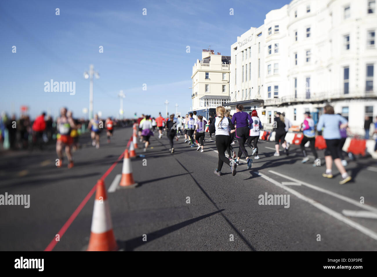 Concorrenti e fund-raisers' prendere parte al Brighton mezza maratona nel febbraio 2013 Foto Stock