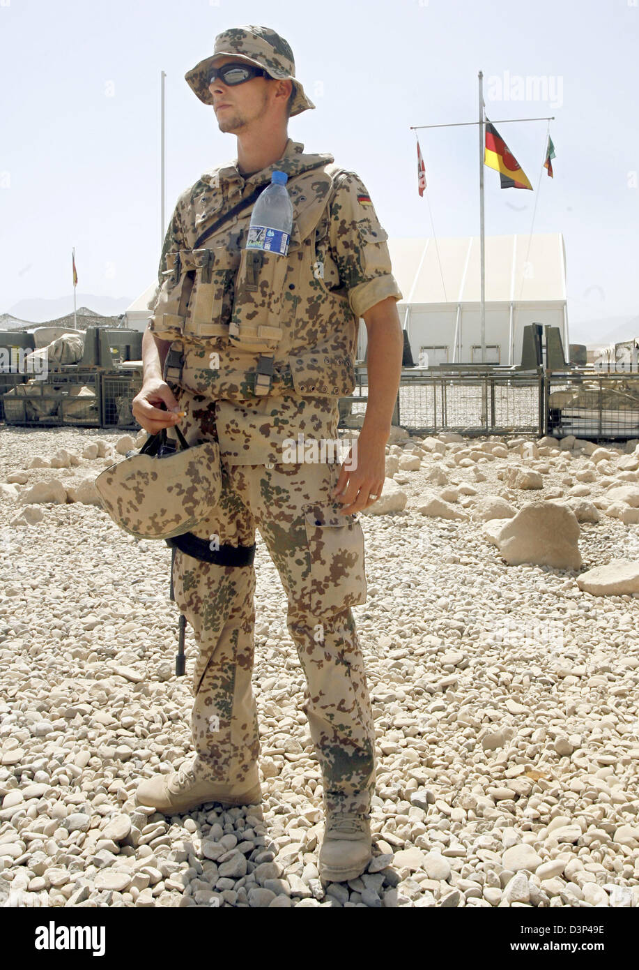 Un tedesco Bundeswehr soldato del Provincial Reconstruction Team (PRT) mostrato in Masarè-i-Scharif, Afghanistan settentrionale, Martedì, 22 agosto 2006. Foto: Marcel Mettelsiefen Foto Stock