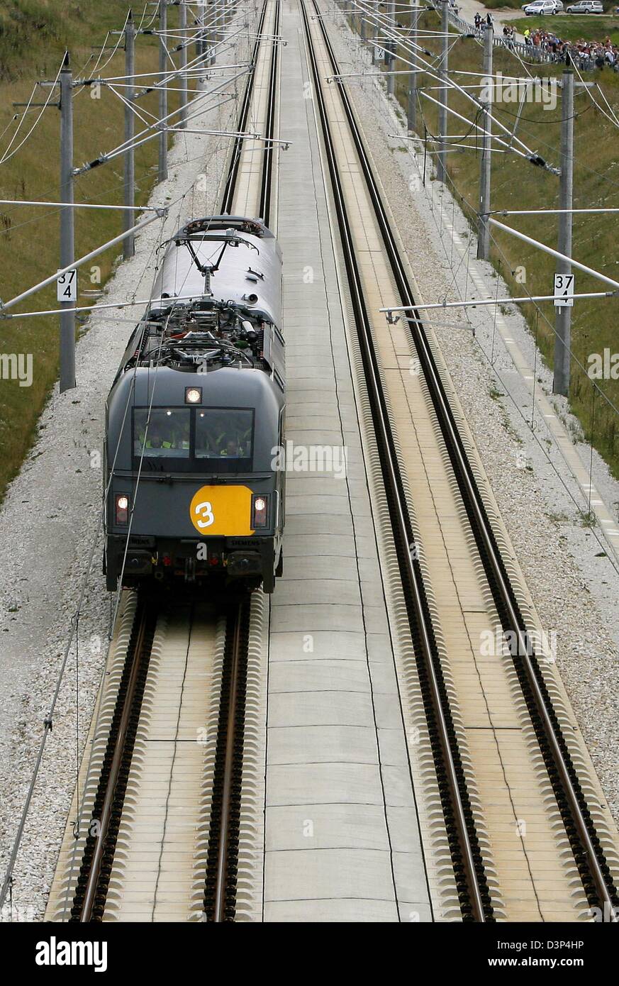 La foto mostra il nuovo electric multi sistema locomotore ES64U4 impostazione della velocità nuovo record mondiale vicino a Hilpoltstein, in Germania, sabato, 02 settembre 2006. Siemens Transportation Systems ha rotto il 331 chilometri per ora registrare dating 1955 con il modello. Il nuovo record è ora a 357 chilometri all'ora. Foto: Daniel Karmann Foto Stock