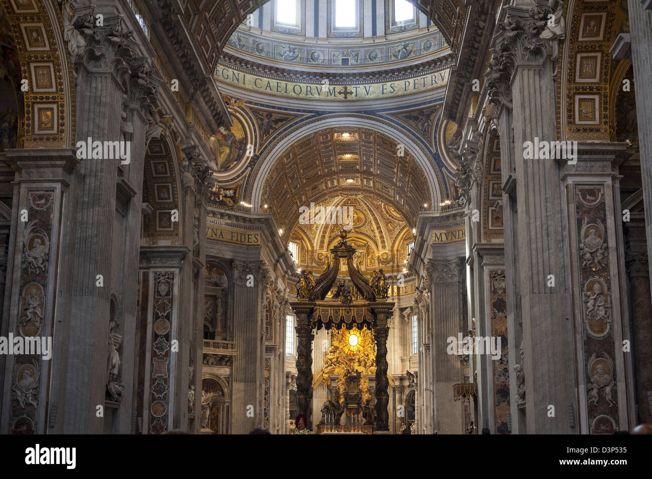 Il Baldacchino disegnata dal Bernini il grande altare baldacchino con colonne di bronzo nella Basilica di San Pietro in Vaticano Roma Foto Stock