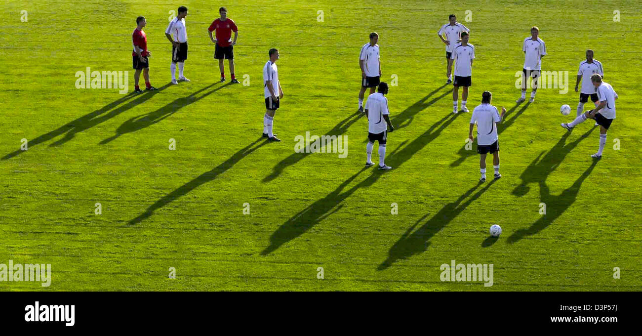 La nazionale tedesca giocatori mostrato durante l'ultima sessione di formazione presso lo Stadio Olimpico di Serravalle, San Marino, martedì 5 settembre 2006. Il team tedesco sarà rivolto verso la Repubblica di San Marino in un Euro2008 partita di qualificazione mercoledì 6 settembre. Foto: Matthias Schrader Foto Stock