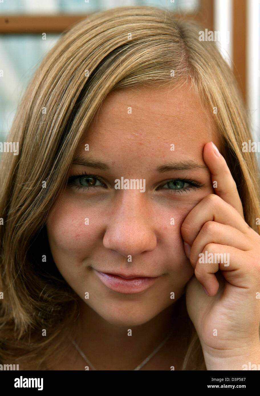 Nuovo Mondo di memoria campione femmina Cornelia Beddies pone nella sua città natale Pfullingen, Germania, martedì, 05 settembre 2006. Il 17 anni studente finiti al mondo XV Campionati di memoria 2006 a Londra nel sesto posto come miglior donna - e con esso è il mondo femminile di campione di memoria. Durante il concorso Beddies hanno mostrato che essa è in grado di memorizzare gli ordini numerici con mo Foto Stock