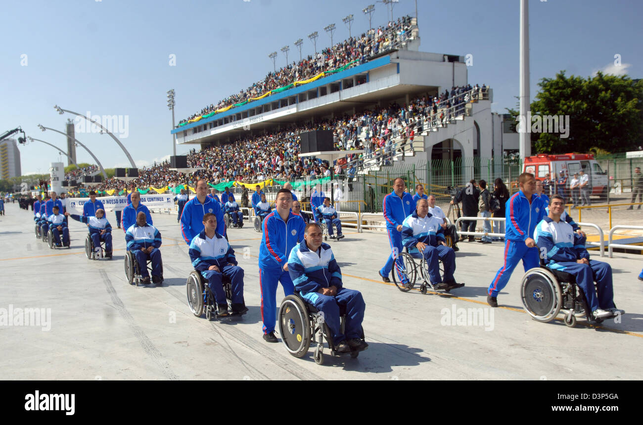 Un ex agente della policia militar (Polizia Militare) marzo presso la parata al giorno dell'indipendenza del Brasile nel Sambodrome di Sao Paulo, Brasile, 7 settembre 2006. Più di 30.000 persone hanno guardato il 3.600 soldati che partecipano al tradizionale sfilata. Il Brasile ha dichiarato la propria indipendenza del Portogallo il 7 settembre 1822 con il "grido di Ipiranga'. Già nel 1815 il Brasile è stato riconosciuto Foto Stock