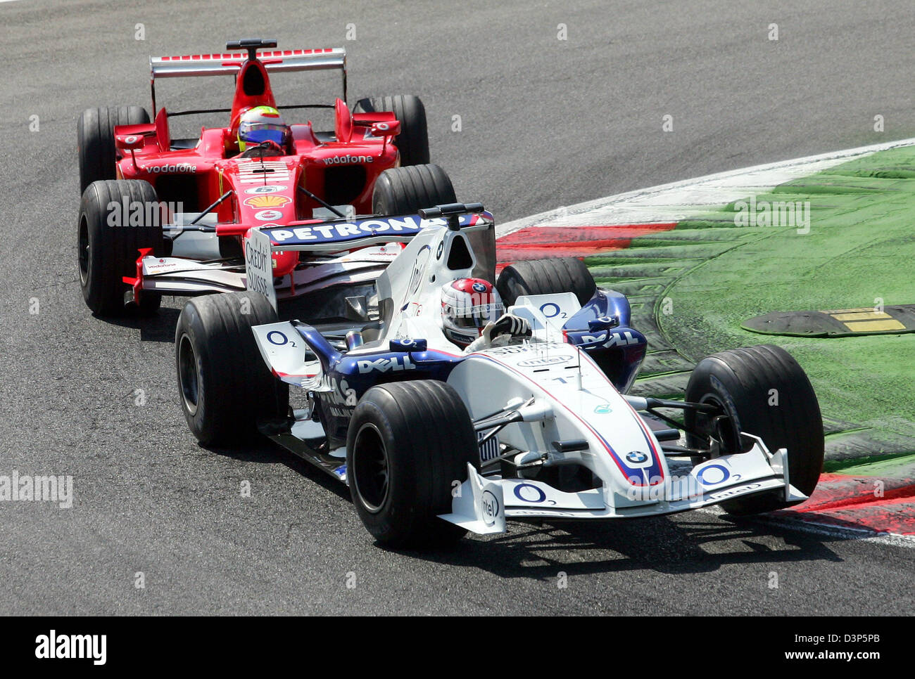 Il polacco pilota di Formula Uno Robert Kubica (BMW Sauber/R) comanda davanti al brasiliano Felipe Massa (Ferrari) durante il Gran Premio d'Italia in pista a Monza, Italia, Domenica, 10 settembre 2006. Foto: Gero Breloer Foto Stock