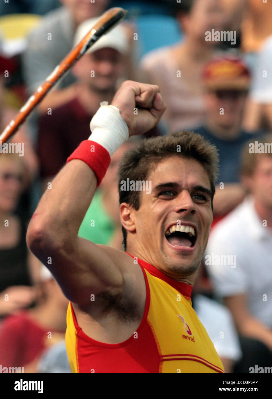 Lo spagnolo giocatore nazionale Pol Amat cheers dopo incisione con il suo 'Golden gol' la finale 3-2 durante il Hockey World Cup 2006 match per il terzo posto tra la Corea del Sud e in Spagna in Moenchengladbach, Germania, Domenica, 17 settembre 2006. Foto: Achim Scheidemann Foto Stock