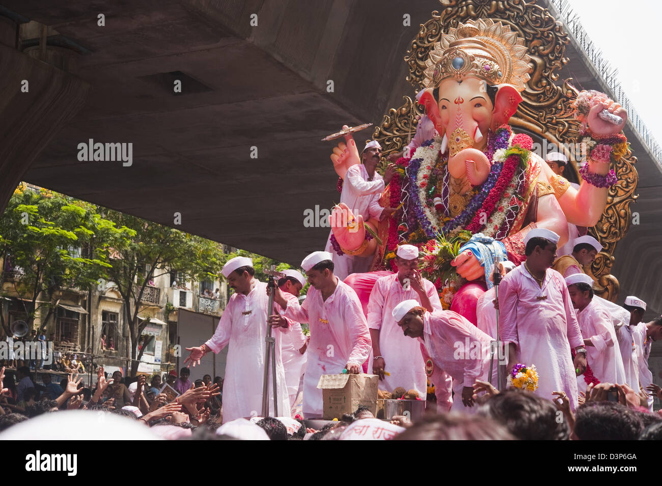 Folla in processione religiosa durante Ganpati visarjan cerimonia, Mumbai, Maharashtra, India Foto Stock