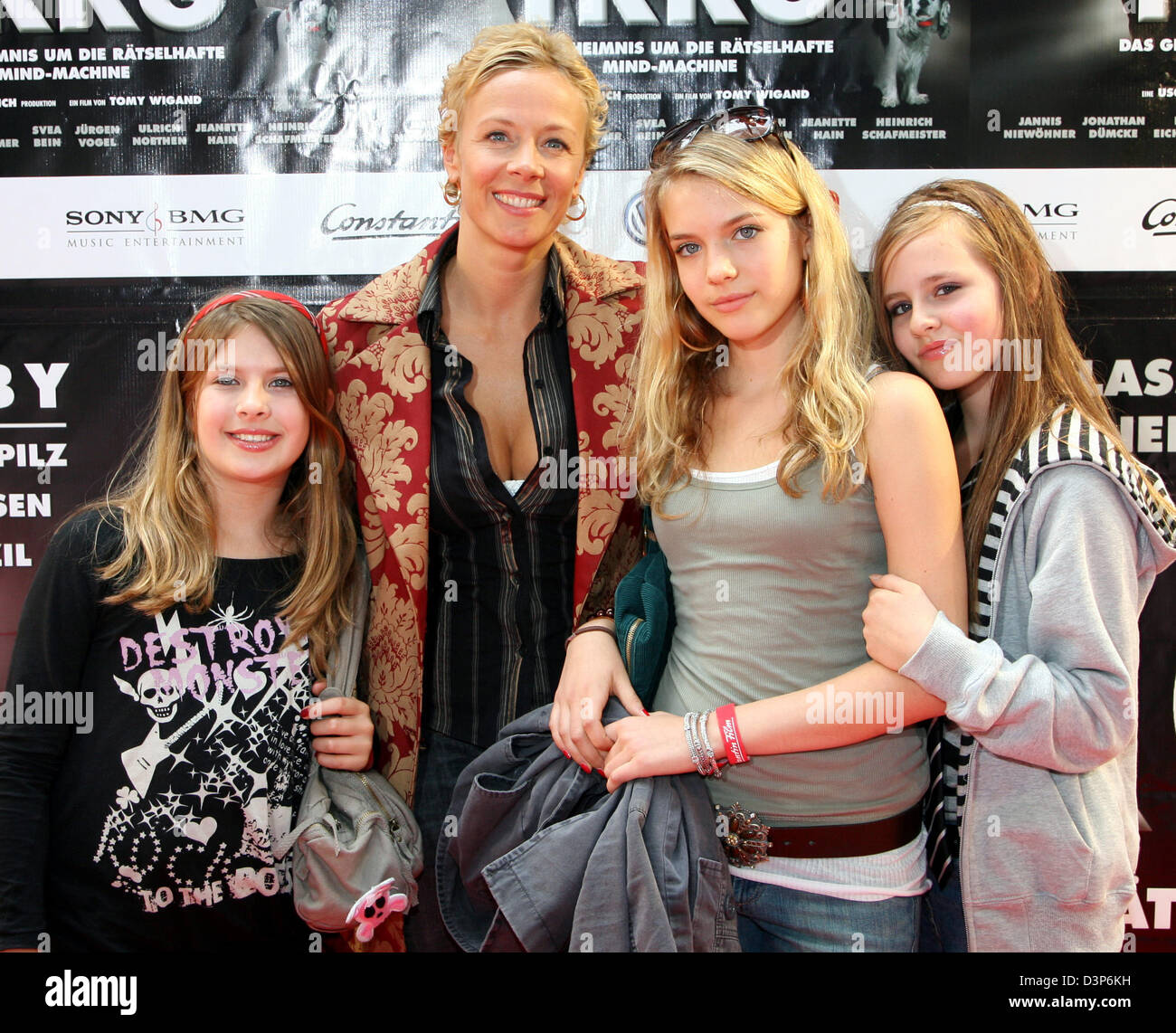 (L-R) Zsa Zsa Inci Buerkle, Katja Riemann, Paula Riemann e Jette Hering arrivare per la premiere del film 'TKKG" a Monaco di Baviera, Germania, il 17 settembre 2006. Constantin Film presentato il film circa i quattro capretti hobby detective Tim, Karl, Kloesschen e Gaby che sarà in tedesco cinema il 28 settembre 2006. Foto: Volker Dornberger Foto Stock